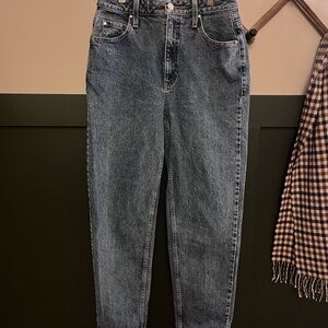 Guess High-Rise Mom  Denim Jeans in Washed Blue